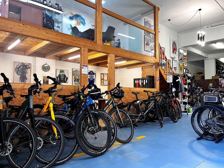 Bicicletas novas expostas na loja Lima & Limão em Setúbal