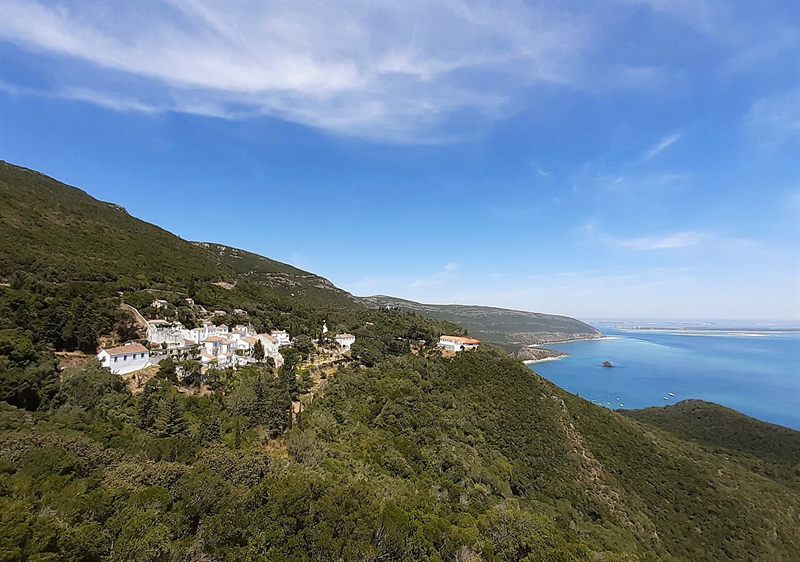 Vista da Serra da Arrábida sobre o mar — território dos nossos tours