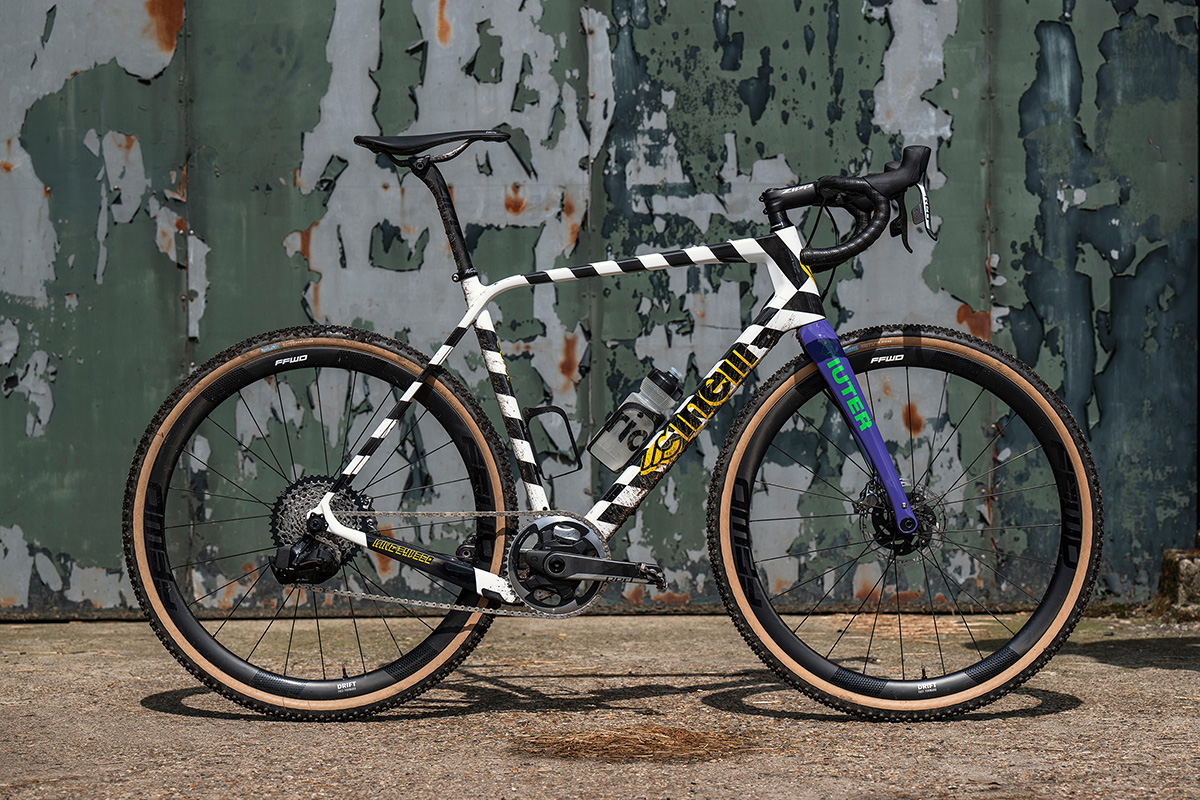 Bicicleta de gravel Cinelli com pintura de xadrez