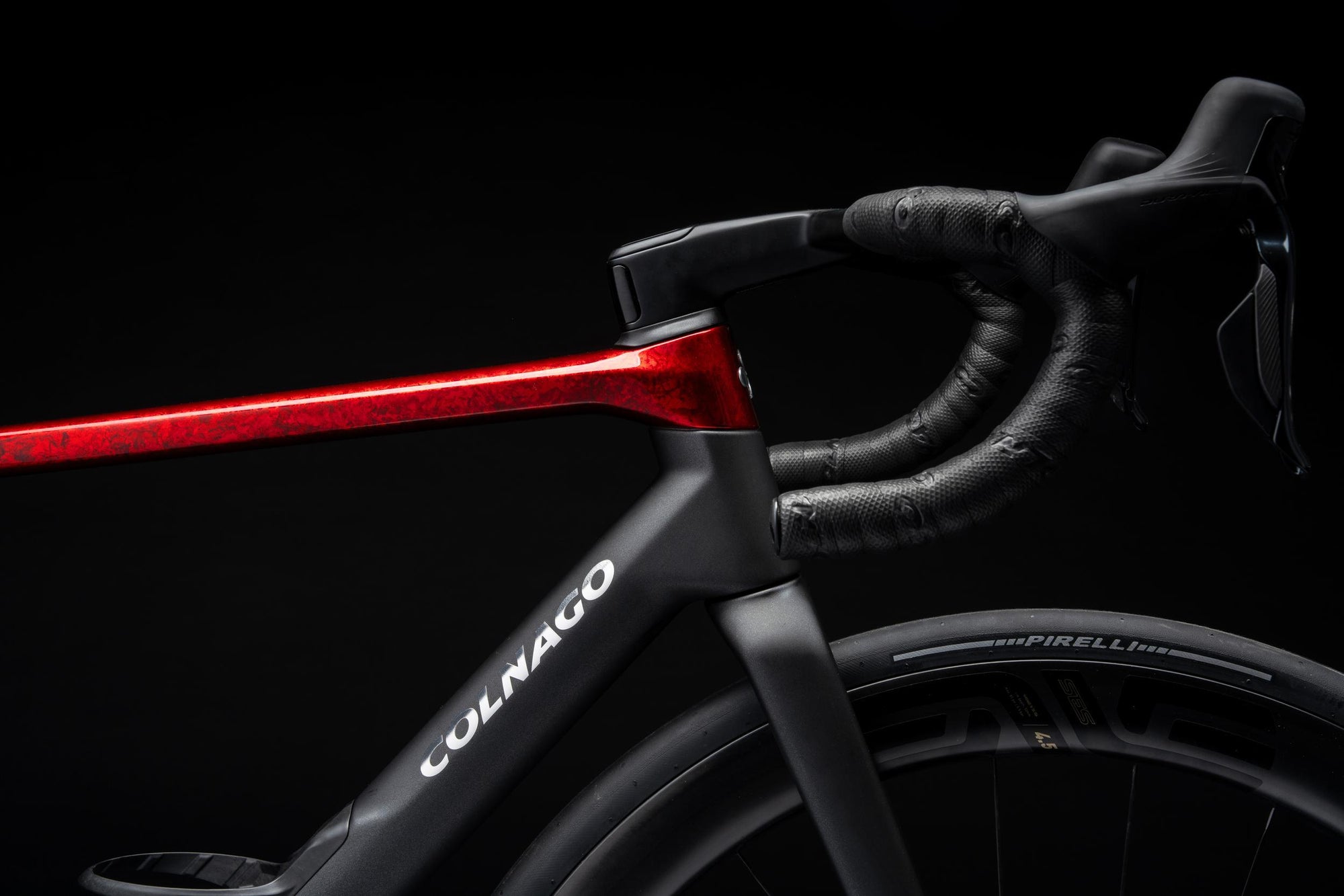 Pormenor de uma Colnago C72 em fundo escuro
