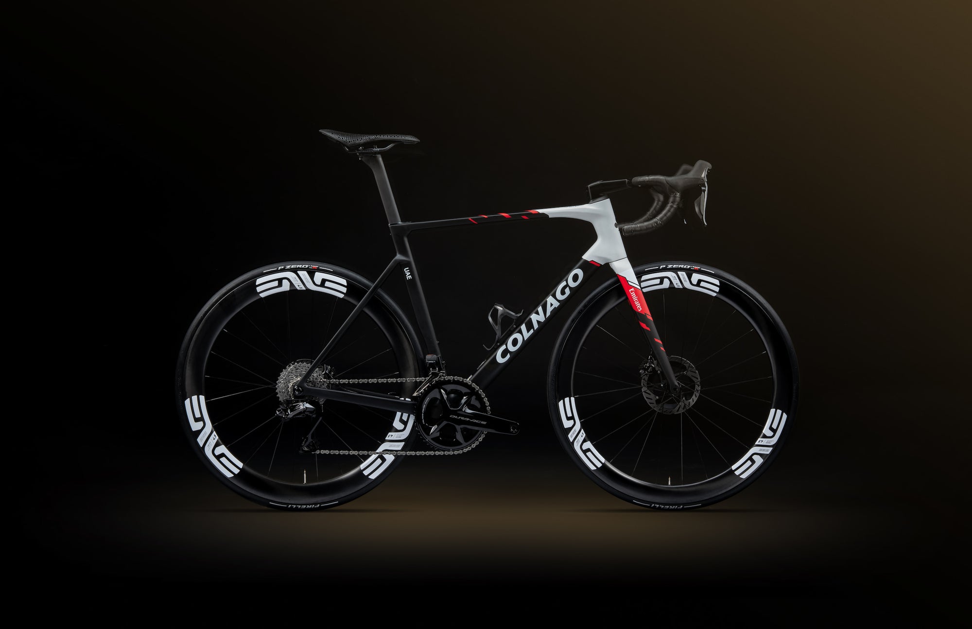 Bicicleta de estrada Colnago V5Rs em fundo escuro