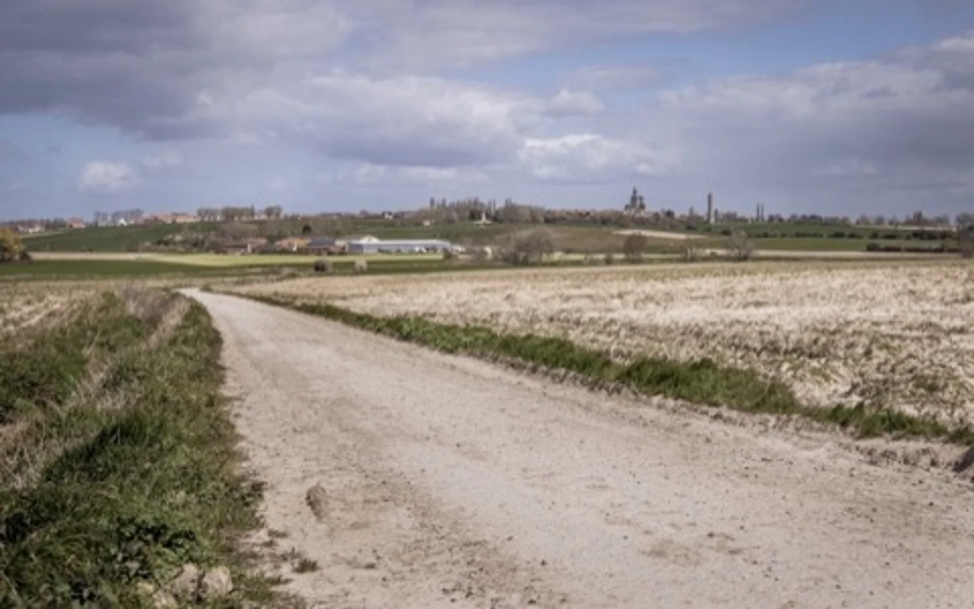 Caminho de terra entre campos, na Flandres