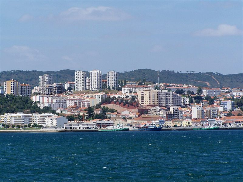 Cidade de Setúbal vista do rio Sado