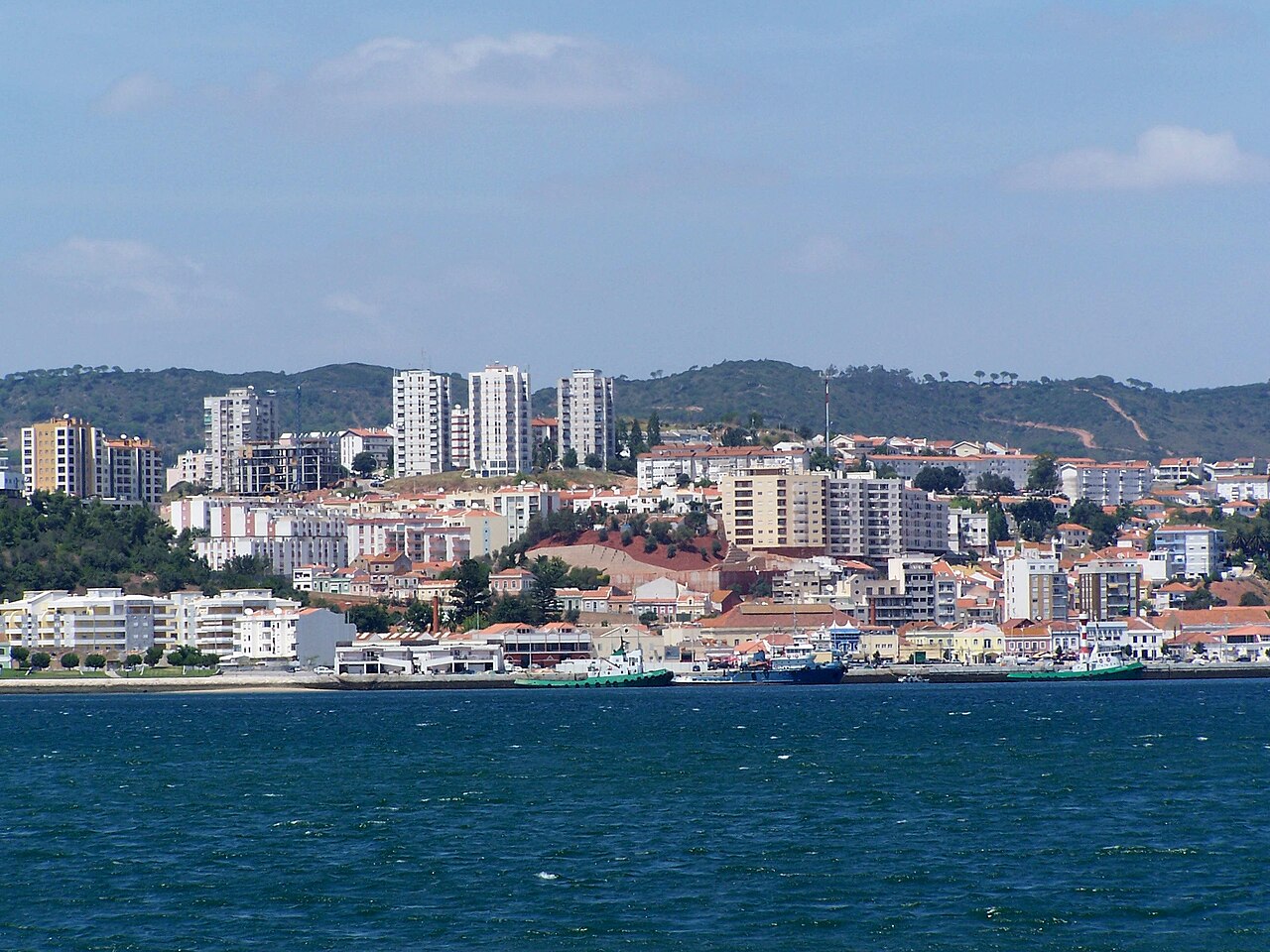 Cidade de Setúbal vista do rio Sado