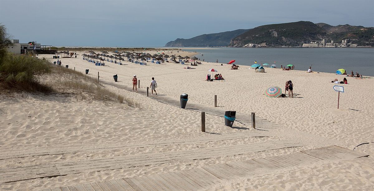Praia de Tróia com a Arrábida no horizonte