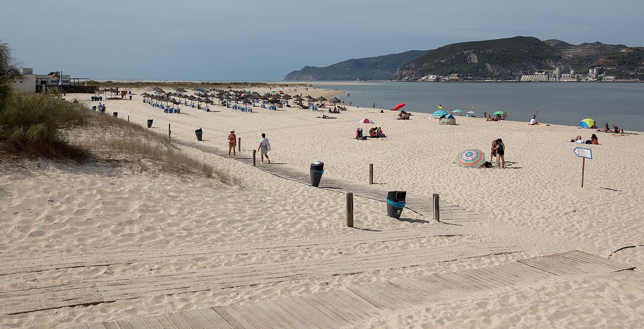 Praia de Tróia com a Arrábida no horizonte