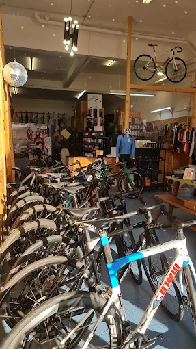 Bicicletas e acessórios à venda na loja Lima & Limão